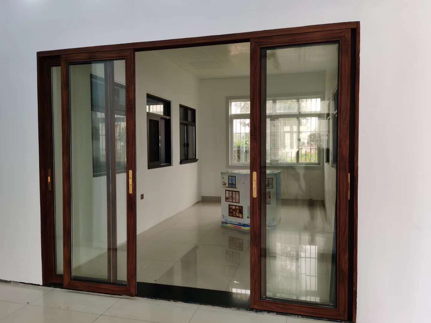 Cửa Nhôm Giả Gỗ: Thẩm Mỹ và Chất Lượng Hoàn Hảo