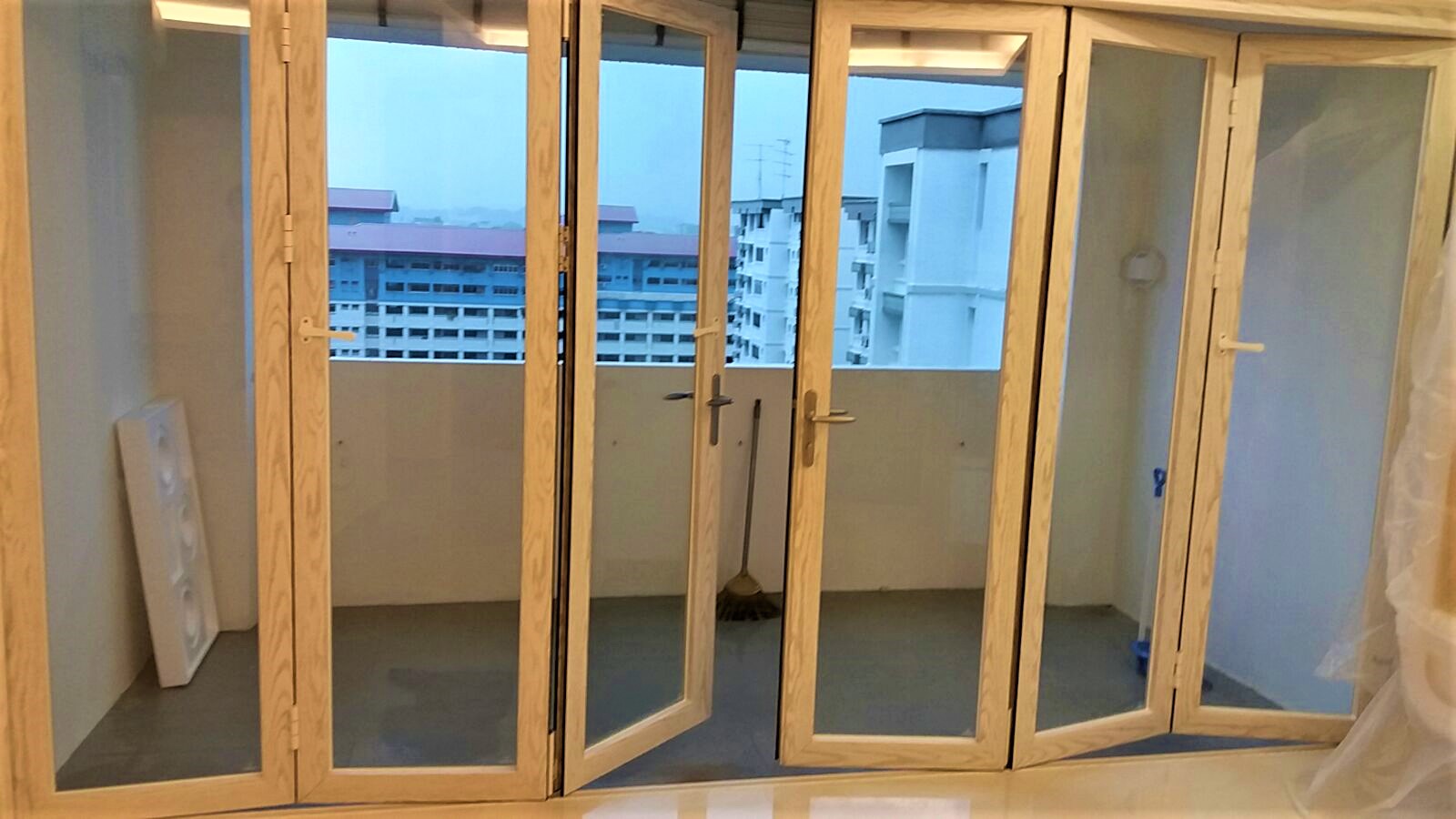 Cửa Nhôm Kính Vân Gỗ: Sang Trọng, Bền Bỉ